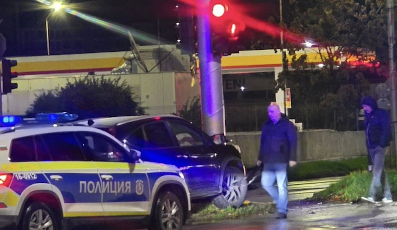 Пиян шофьор се заби в светофар при гонка с полицията в Пловдив