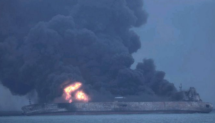 Танкер се взриви в Черно море, подозират удар от мина