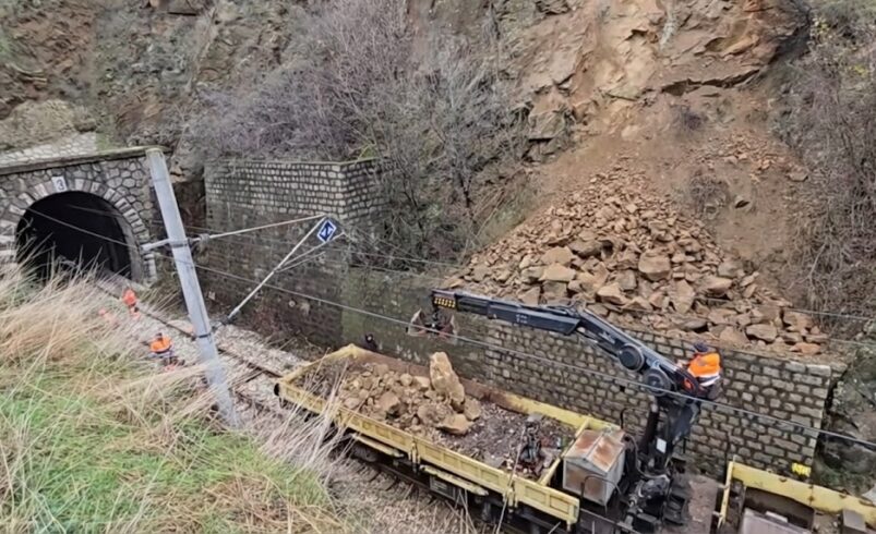 Влак се удари в скали край Кочериново, спряха движението към Кулата