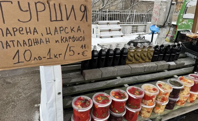 Дребни търговци продават стоката си на безценица