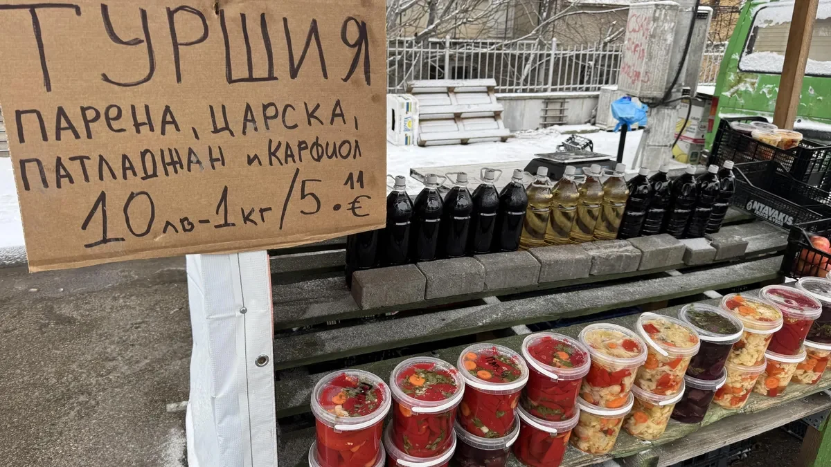 Дребни търговци продават стоката си на безценица