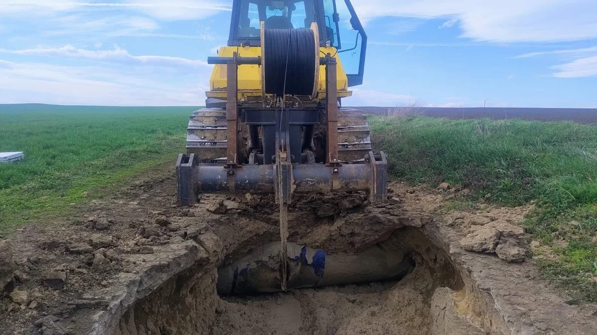 Багеристи спукаха газопровод край село Сломер