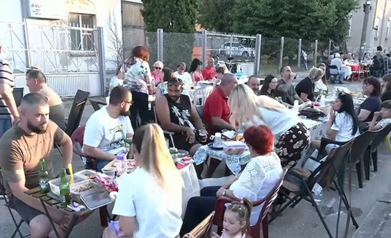 Лом отпразнува Деня на съседа с обща трапеза под открито небе