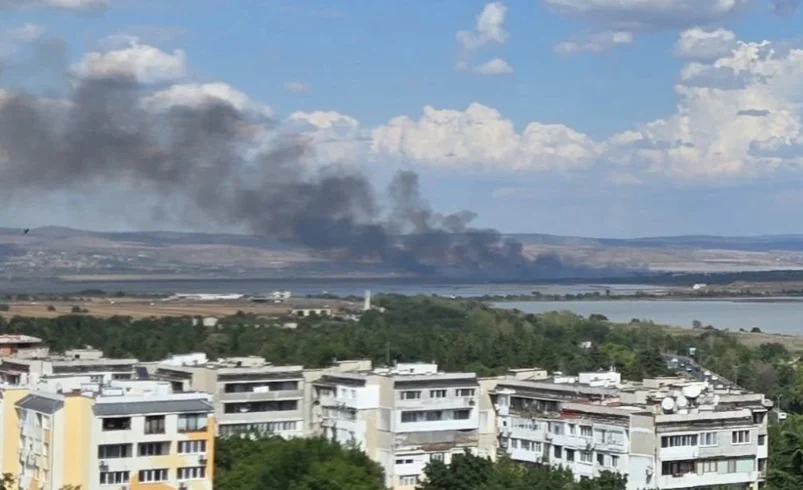 Пожарът край Бургас застраши предприятия и резерват