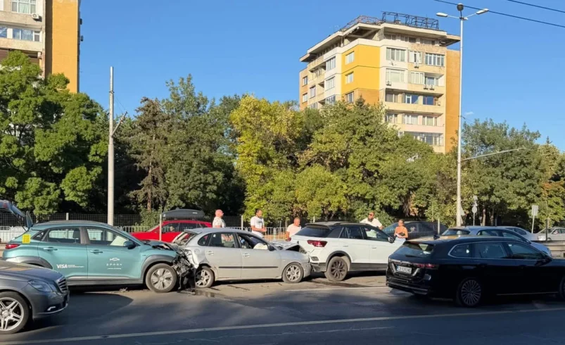 Верижна катастрофа затруднява трафика на булевард „Цариградско шосе“