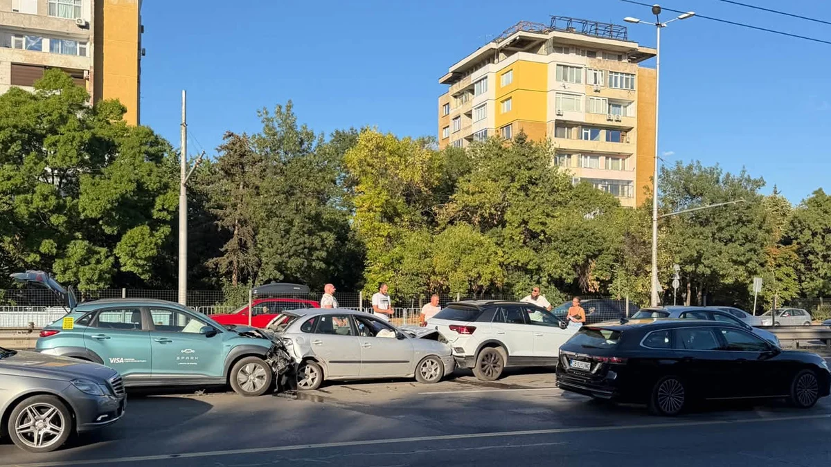 Верижна катастрофа затруднява трафика на булевард „Цариградско шосе“